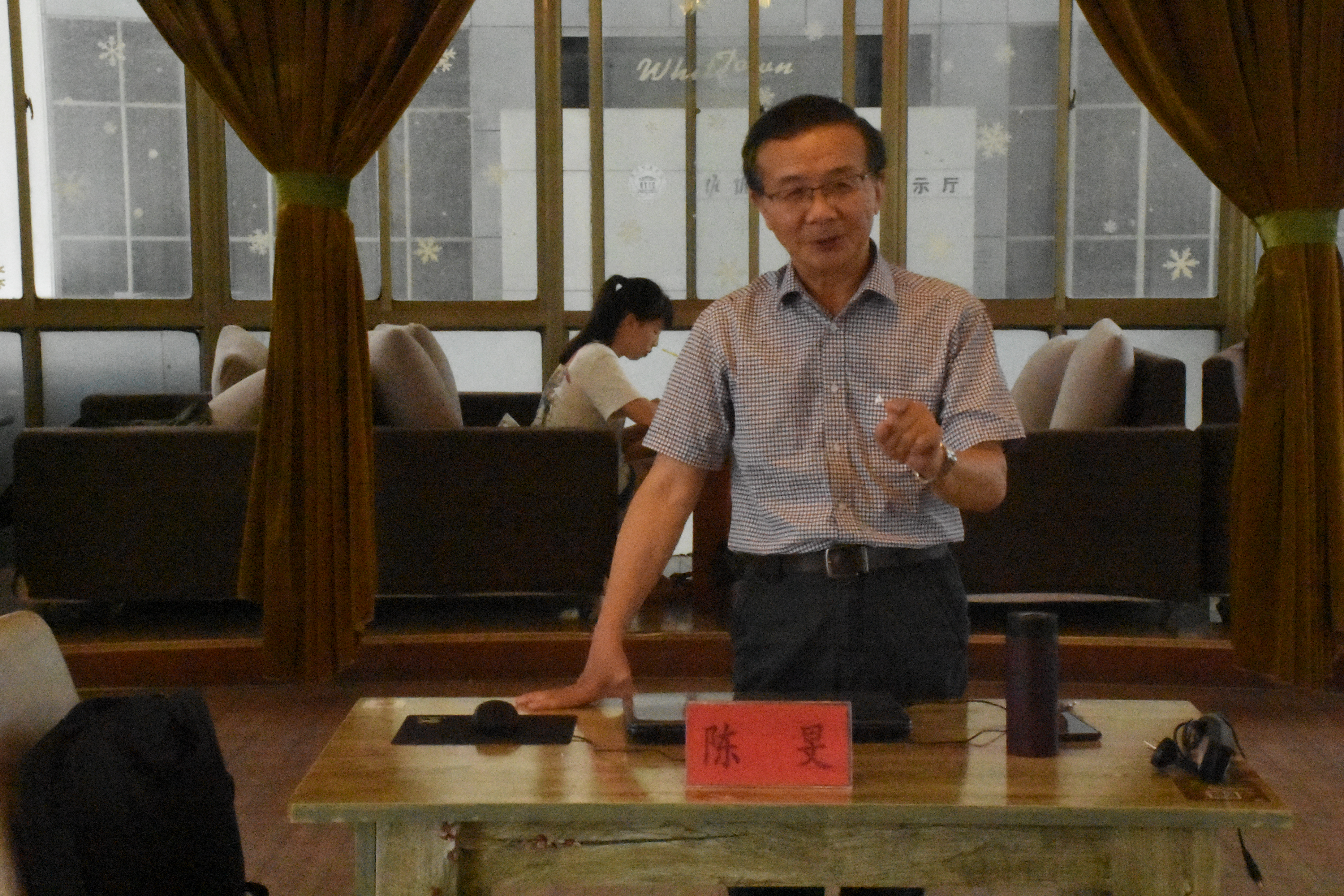陈旻为英国正版365官方网站少数民族同学做普通话专题培训1.JPG 陈旻为英国正版365官方网站少数民族同学做普通话专题培训1.JPG