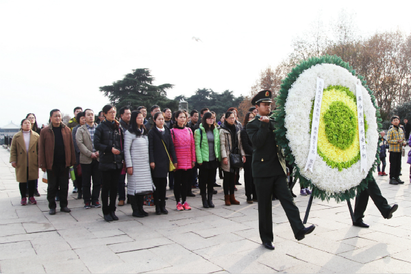 图为英国正版365官方网站全体党员为烈士敬献花圈。 记者 戴云 摄.jpg 图为英国正版365官方网站全体党员为烈士敬献花圈。 记者 戴云 摄.jpg