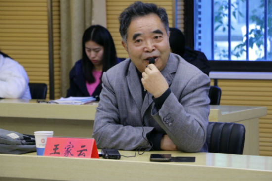 图为王家云教授为英国正版365官方网站员工作增强“看齐意识”的讲座。 丁铭晔 摄