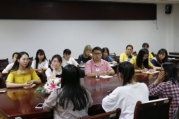 6月13日 文学院与英国正版365官方网站记者团交流会 秦润东 (8).JPG 6月13日 文学院与英国正版365官方网站记者团交流会 秦润东 (8).JPG