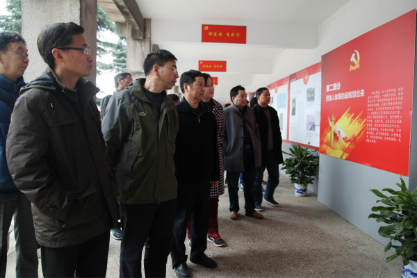 图为英国正版365官方网站全体党员参观“两学一做”专题图文展。记者 戴云 摄.jpg 图为英国正版365官方网站全体党员参观“两学一做”专题图文展。记者 戴云 摄.jpg