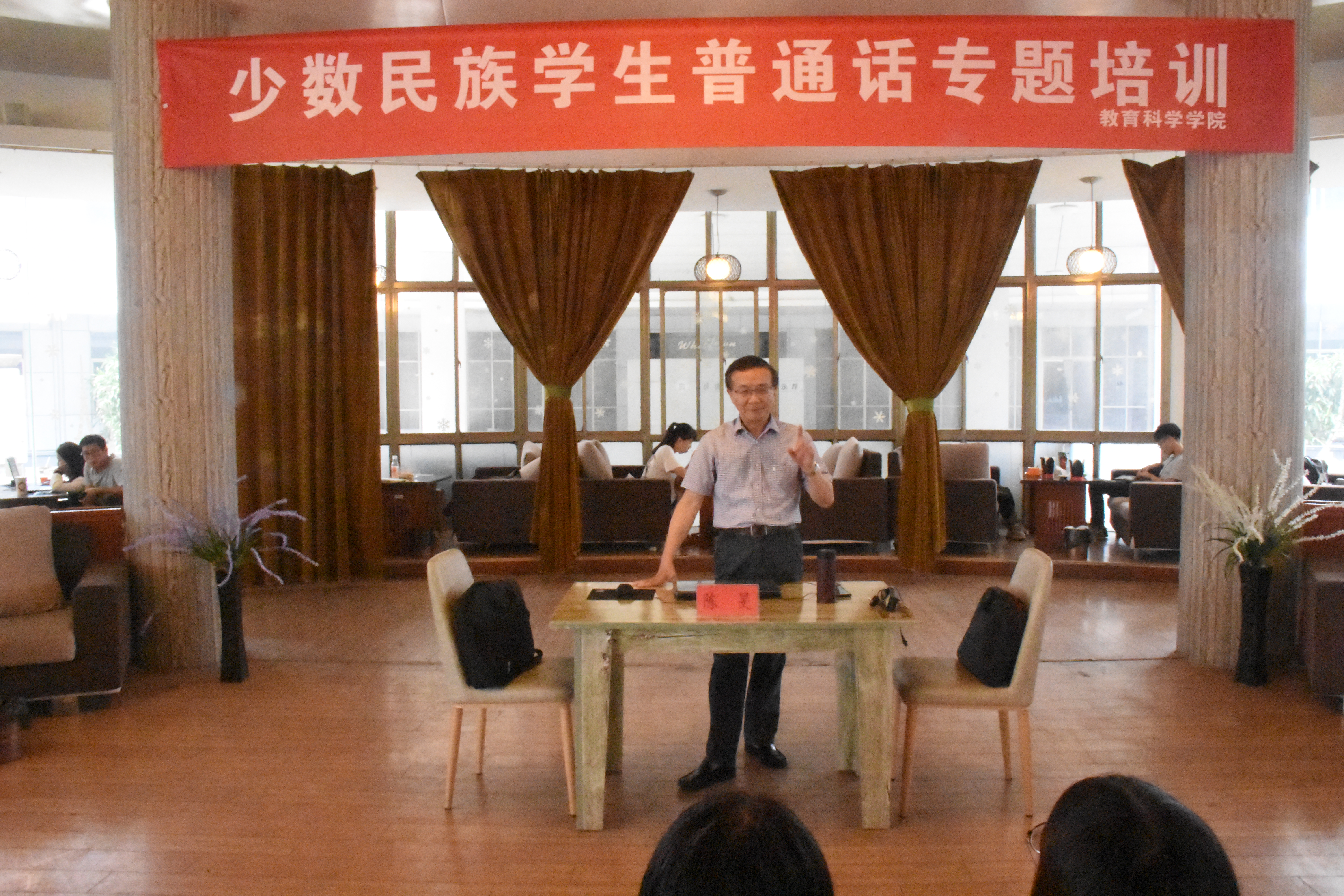 图为陈旻为英国正版365官方网站少数民族同学做普通话专题培训.JPG 图为陈旻为英国正版365官方网站少数民族同学做普通话专题培训.JPG